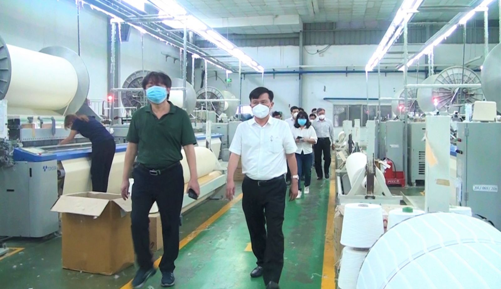 Phó Bí thư Thường trực Tỉnh ủy - Nguyễn Thanh Hải (bên phải, hàng đầu) kiểm tra sản xuất “3 tại chỗ” tại Công ty TNHH MTV SIGMA Long An