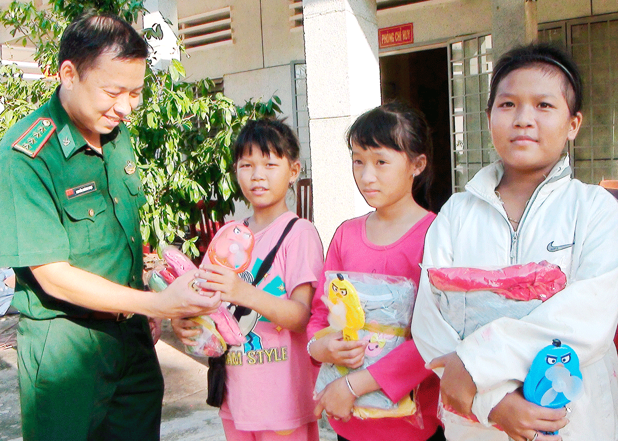 Đại úy Nguyễn Khánh Ngọc tặng quà học sinh lớp học tình thương do Đồn Biên phòng Tuyên Bình trực tiếp phụ trách, giảng dạy