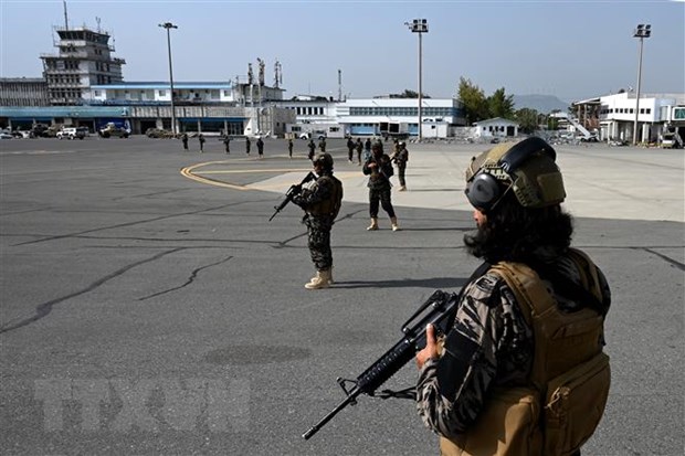 lực lượng đặc nhiệm Badri của Taliban được triển khai tại sân bay ở Kabul, Afghanistan, ngày 31/8. (Ảnh: AFP/TTXVN)
