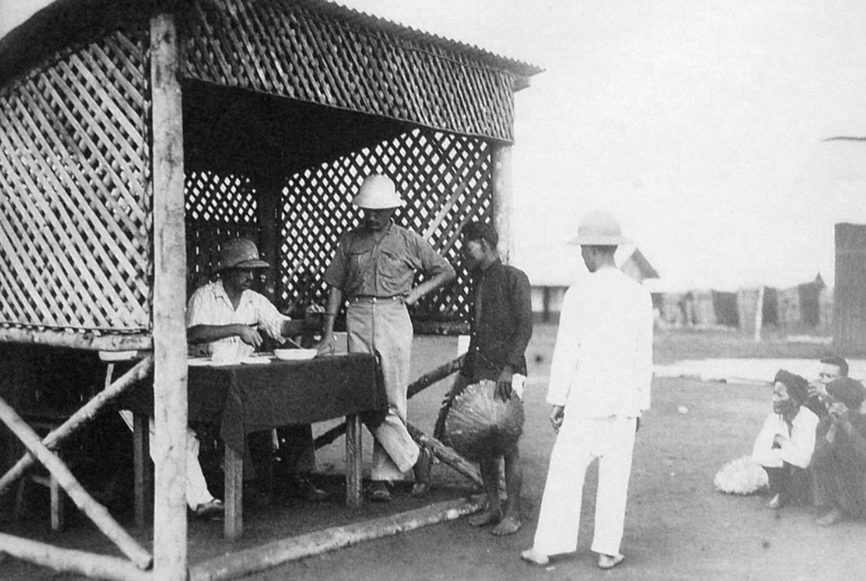 Thực trạng 'cao su đi dễ khó về' qua 'Chuyện cũ Hà Nội' của Tô Hoài Tuyển dụng phu tại đồn điền của hãng Michelin. Ảnh: F. Graveline. Ảnh: T.L