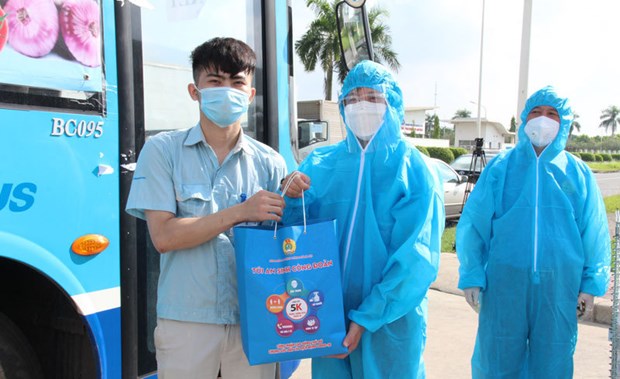 PM welcomes youth union’s “one million welfare bags” programme A welfare bag presented to worker of Panasonic Appliances Vietnam (Photo: hanoimoi.com.vn)