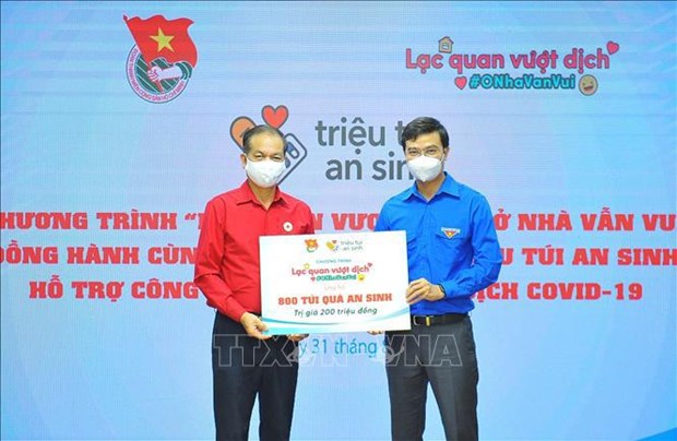PM welcomes youth union’s “one million welfare bags” programme A welfare bag presented to worker of Panasonic Appliances Vietnam (Photo: hanoimoi.com.vn) Hanoi (VNA) – Prime Minister Pham Minh Chinh has hailed the Central Committee of the Ho Chi Minh Communist Youth Union (HCYU)’s organisation of a programme to present one million welfare bags to localities currently under social distancing to contribute to the fight against the COVID-19 pandemic. Chinh urged the HCYU to coordinate with the Ministry of Health to provide testing and vaccination against COVID-19 for volunteers working for the programme. The HCYU held a ceremony to launch the “One million welfare bags” programme on August 31, during which the union received 94,000 "welfare bags" and "welfare medicine bags" worth 23.3 billion VND (1 million USD) in total donated by businesses, organisations and individuals. The Secretariat of the HCYU Central Committee handed over 20,000 "welfare bags" worth 5 billion VND to disadvantaged people in Ho Chi Minh City, which is the current largest pandemic hotspot. Another 61,400 "welfare bags" worth 15.35 billion VND were presented to needy people in southern Dong Nai province. PM welcomes youth union’s “one million welfare bags” programme hinh anh 2 The Vietnam Red Cross Society grants 800 welfare bags to HCYU Central Committee (Photo: VNA) On the occasion, the programme debuted its portal www.trieutuiansinh.doanthanhnien.vn, making it easier for organisations and individuals to make donations. The programme has been carried out since August 20 in cities and provinces applying social distancing measures to support people in disadvantaged circumstances. Accordingly, 1 million "welfare bags" will be distributed to residents until the pandemic is pushed back. Each bag includes food such as rice, cooking oil, eggs, dried fish, canned meat and vegetables worth 250,000 VND which is enough for one week. Meanwhile, the "welfare medicine bag" worth 150,000 VND contains basic medicines for COVID-19 prevention and control as guided by the Health Ministry./. VNA TOPICS: COVID-19 COVID-19Prime Minister Pham Minh ChinhOne Million Welfare BagsHo Chi Minh Communist Youth UnionSocial Distancing