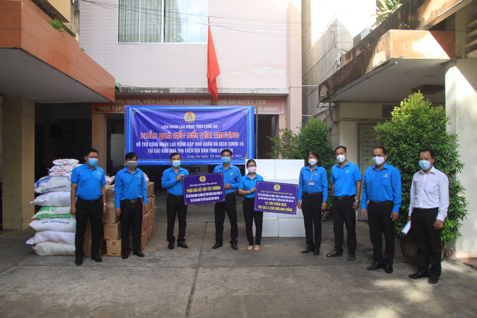 Liên đoàn Lao động tỉnh tổ chức trao bảng tượng trưng tặng 12.100 phần quà cho công nhân, lao động Công ty TNHH Pouyuen Việt Nam