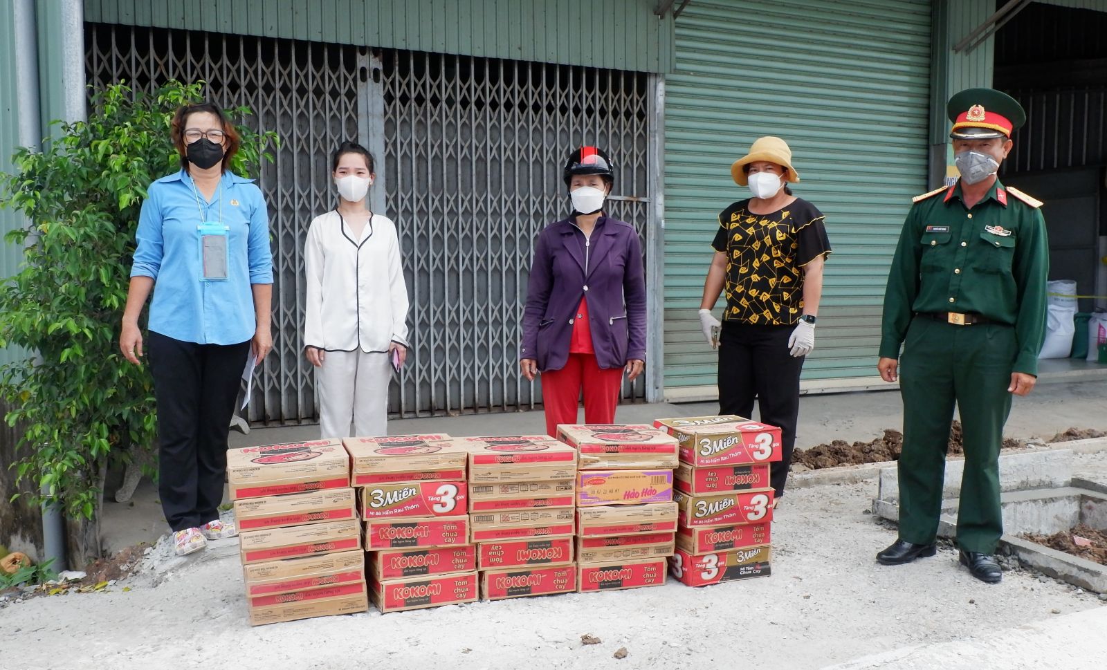 Liên đoàn Lao động huyện Thủ Thừa tặng quà công nhân gặp khó khăn tại các khu nhà trọ
