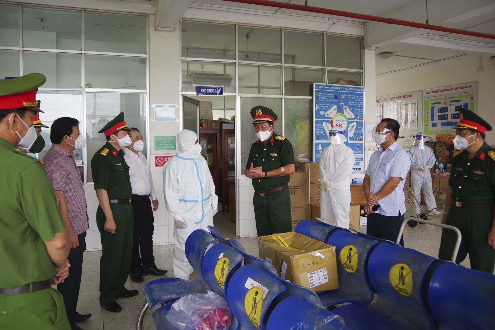 Deputy Minister of National Defense inspects Covid-19 prevention and control in Long An Delegation of the Ministry of Defense inspects the field hospital No. 1 at Long An Lung Hospital