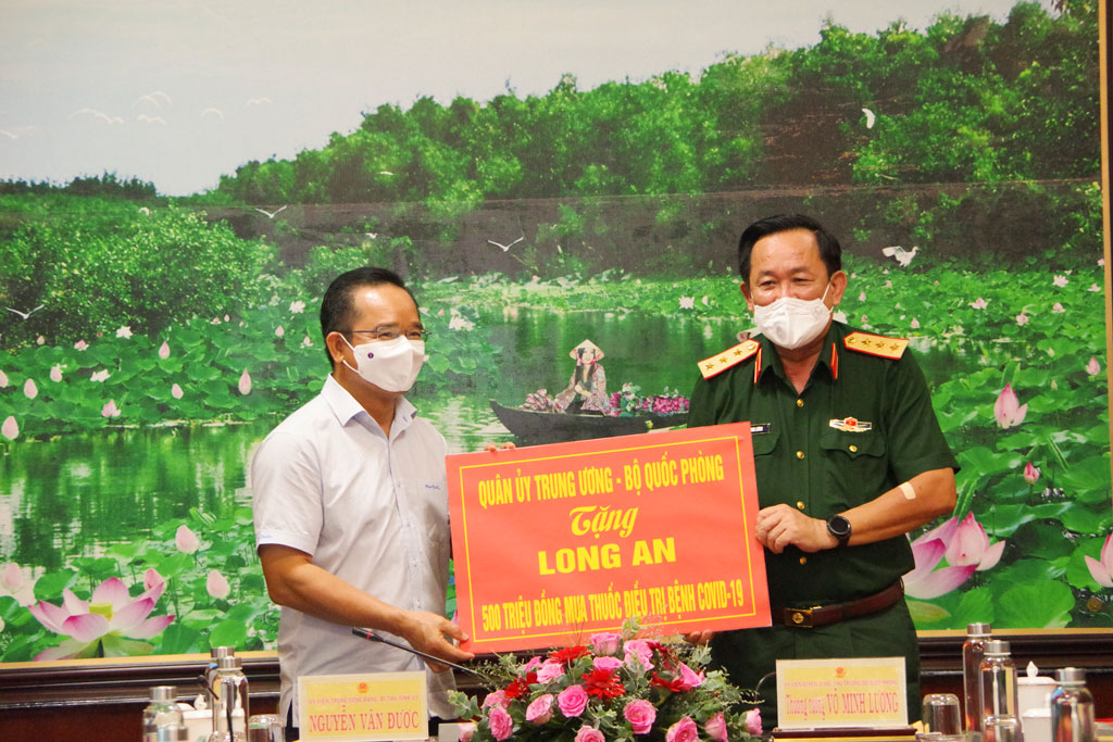 Deputy Minister of National Defense inspects Covid-19 prevention and control in Long An The Central Military Commission, the Ministry of Defense support Long An with 500 million VND to buy drugs to treat Covid-19 and 5 tons of dry provisions