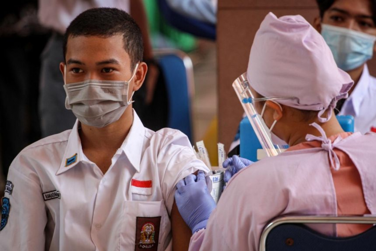Các chuyên gia y tế cho rằng Indonesia vẫn còn một chặng đường dài để đánh bại đại dịch Covid-19. Ảnh: Reuters