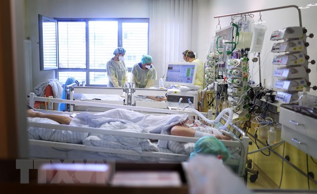 Nhân viên y tế chăm sóc bệnh nhân COVID-19 tại bệnh viện ở Magdeburg, miền đông nước Đức, ngày 28/4/2021. (Ảnh: AFP/TTXVN)