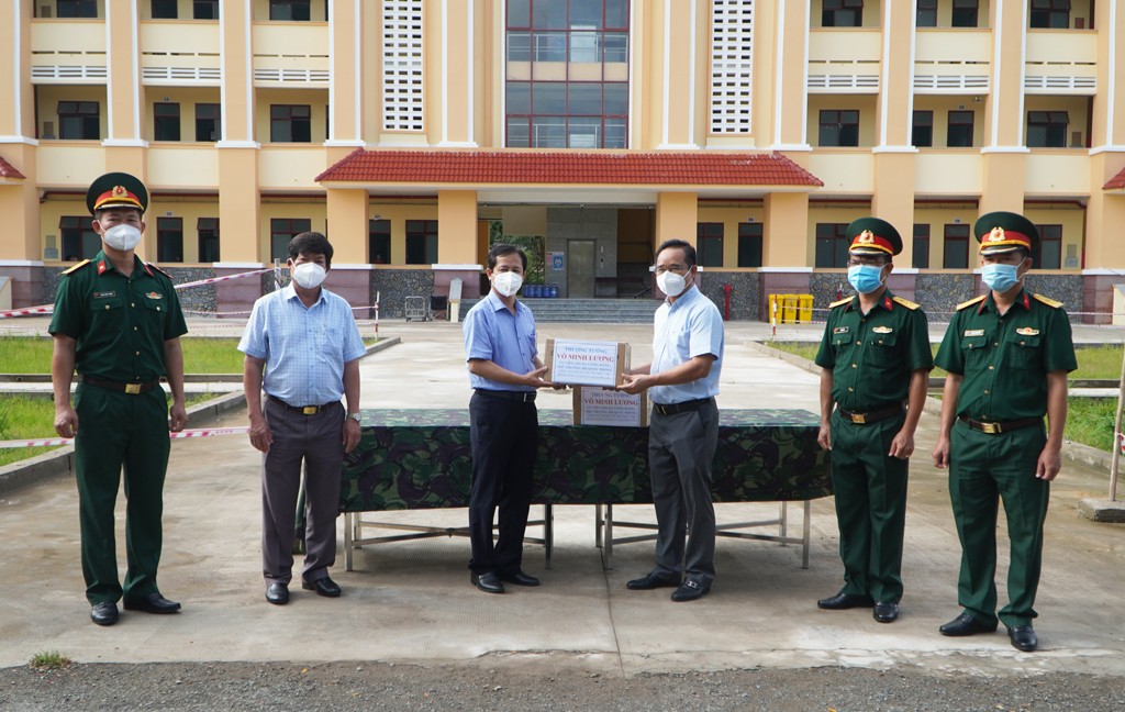 Senior Lieutenant General Vo Minh Luong donates 6,000 bags of medicine to Long An to support treatment for Covid-19 patients Secretary of the Provincial Party Committee, Chairman of the People's Council of Long An Province - Nguyen Van Duoc (3rd, R) presents gifts to the Field Hospital No. 15