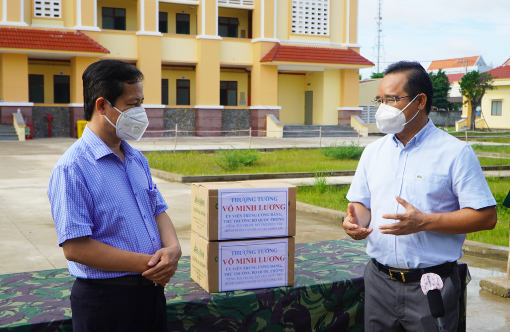 Senior Lieutenant General Vo Minh Luong donates 6,000 bags of medicine to Long An to support treatment for Covid-19 patients Secretary of the Provincial Party Committee, Chairman of the Provincial People's Council - Nguyen Van Duoc visited and encouraged the nurses, doctors and medical staff at the Field Hospital No. 15