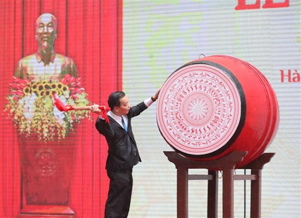 Millions of students attend virtual opening ceremonies of new school year Chairman of the Hanoi People's Committee Chu Ngoc Anh beats a drum to kick off the new school year. (Photo: VNA)