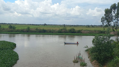 Nông dân chờ lũ
