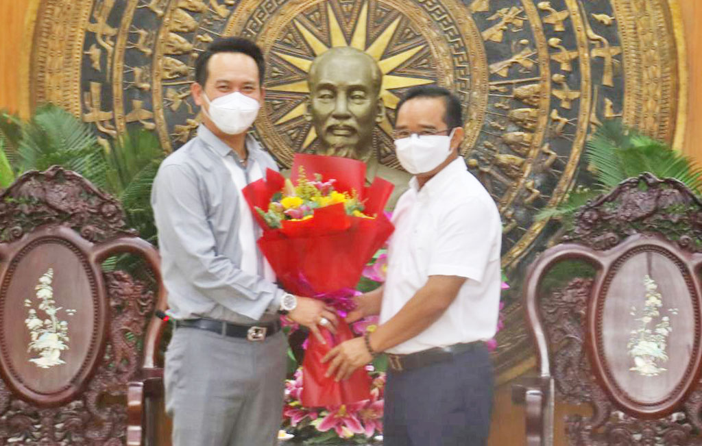 Secretary of the Provincial Party Committee - Nguyen Van Duoc (R) presents flowers to thank the representative of the Vietnam YEA