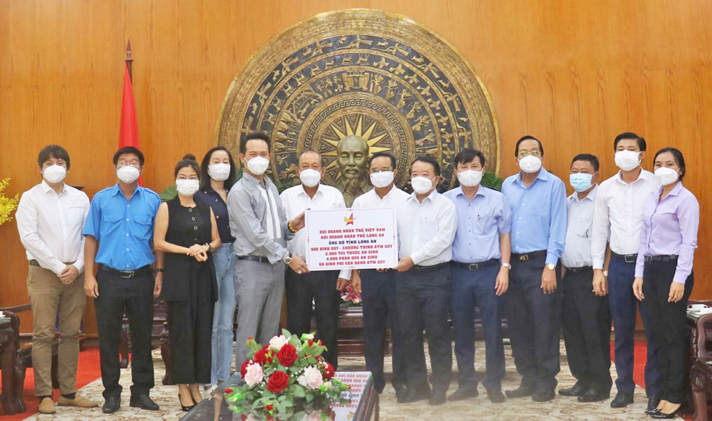 Long An: Young Entrepreneurs Association presents medical supplies and equipment to support Covid-19 prevention and control Long An receives medical supplies and equipment to support the Covid-19 prevention and control from the YEA