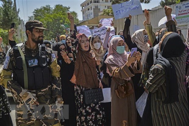 Lực lượng Taliban gác tại Kabul khi hàng chục người tham gia biểu tình phản đối sự can dự của Pakistan vào các vấn đề của Afghanistan, ngày 7/9. (Ảnh: AFP/TTXVN)