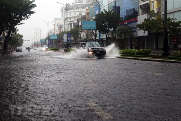 Bão số 5 có thể tốc mái nhà, gây ngập lụt tại 40 huyện ở miền Trung Tuyến đường Nguyễn Văn Linh (thành phố Đà Nẵng) bị ngập nước do mưa lớn liên tiếp. (Ảnh: Trần Lê Lâm/TTXVN)