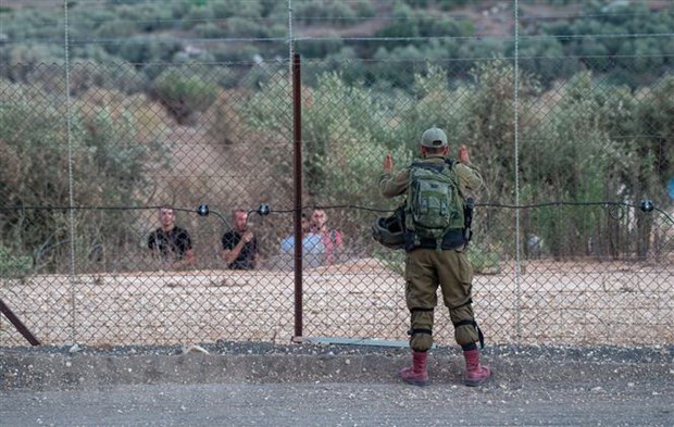 Binh sỹ Israel gác tại khu vực hàng rào an ninh gần thành phố Jenin, Bờ Tây, ngày 8/9/2021. (Ảnh: THX/TTXVN)