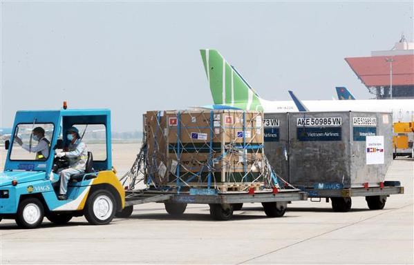  COVID-19 vaccines and medical supplies donated by organisations and individuals to Vietnam arrive in Noi Bai International Airport (Photo: VNA)