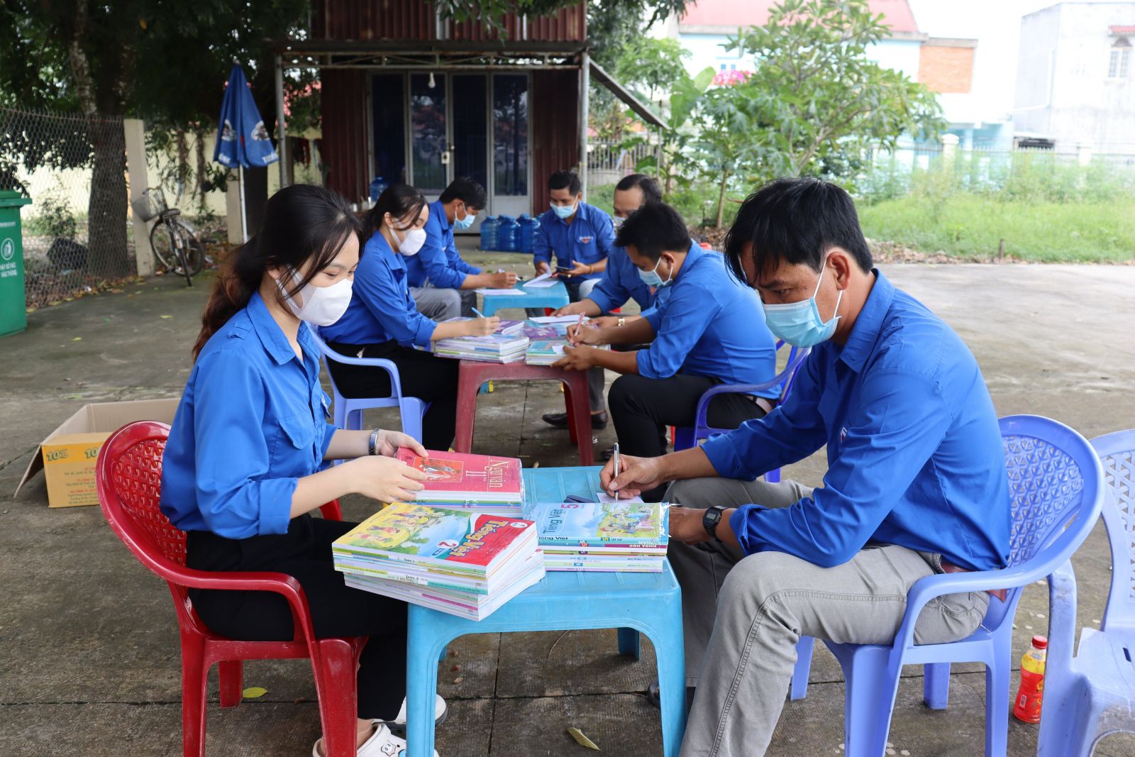 Đoàn Thanh niên xã Long Sơn kiểm tra sách và ghi thông tin đơn đặt hàng của phụ huynh và học sinh