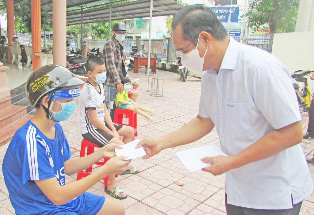 Secretary of Provincial Party Committee – Nguyen Van Duoc presents Mid-Autumn Festival gifts for disadvantaged children Secretary of the Provincial Party Committee – Nguyen Van Duoc presents gifts to children on the occasion of the Mid-Autumn Festival 2021 in Ben Luc district
