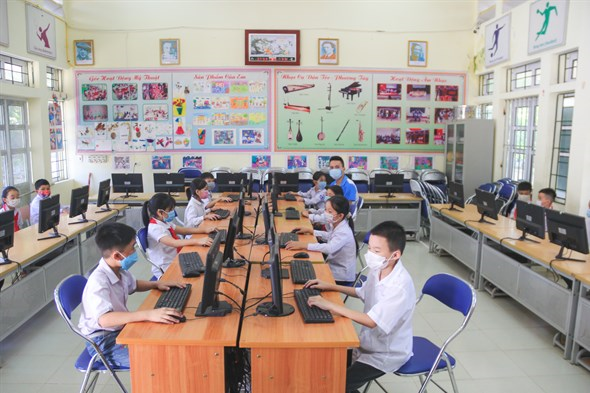Businesses join hands to provide computers, Internet connection to needy students Petrolimex contributes 30 billion VND (1.32 million USD) to the programme (Photo: Petrolimex)