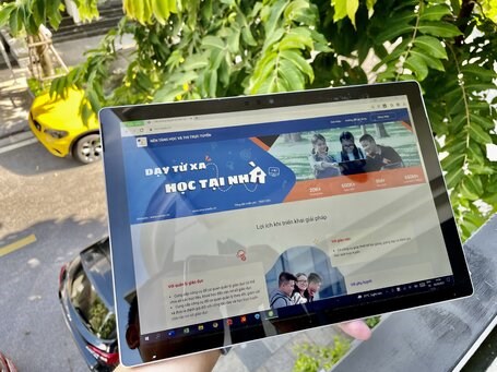 Businesses join hands to provide computers, Internet connection to needy students The Vietnam Posts and Telecommunications Group (VNPT) has committed 37,000 tablets to the “Telecommunications services and computers for children (Photo: VNPT)