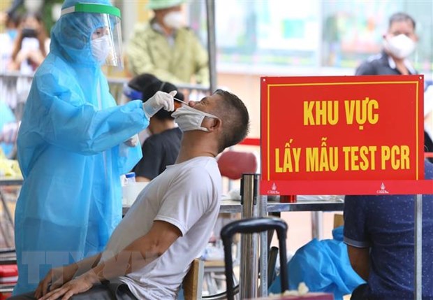 Cùng với việc tiêm vaccine, người dân phường Mễ Trì, Hà Nội được lấy mẫu xét nghiệm sàng lọc SARS-CoV-2, sáng 14/9. (Ảnh: Hoàng Hiếu/TTXVN)