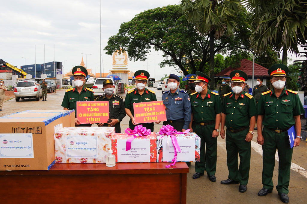 Long An Military Command donates rice to Cambodian military units The Provincial Military Command donates 4 tons of rice to the Military Sub-Region and the Gendarmerie Command of Svay Rieng Province