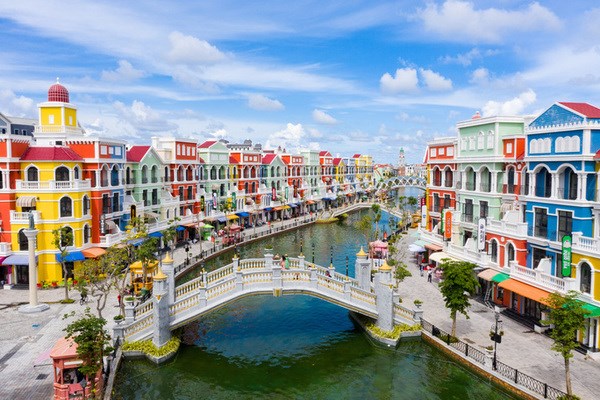 Requirements for foreign tourists to visit Phu Quoc under pilot scheme  With a system of luxurious and modern hotels and resorts, Phu Quoc island city is ready to welcome back fully-vaccinated foreign visitors in the first steps to revive the tourism industry. (Photo: VNA)