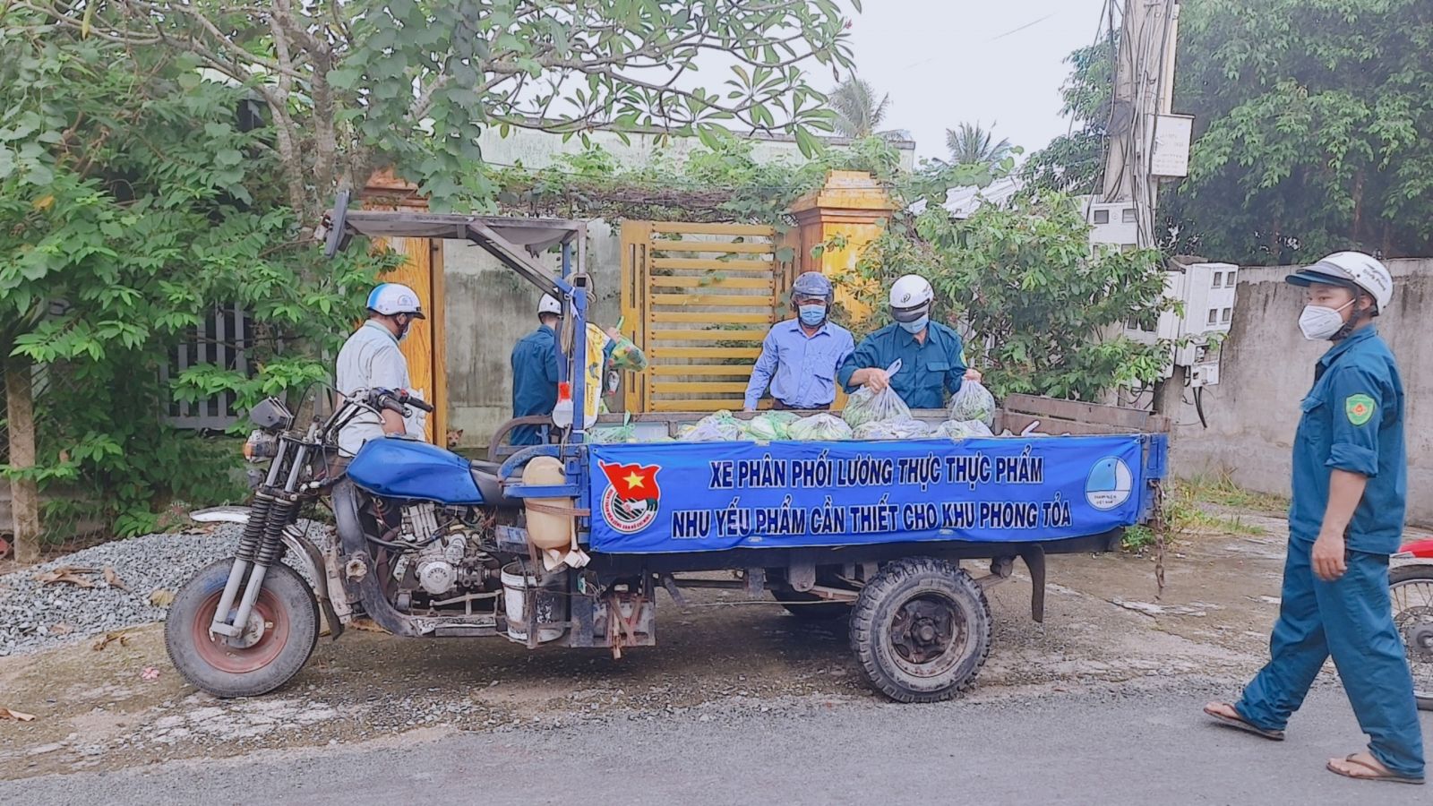 Hầu như ngày nào, thị trấn Tầm Vu cũng tổ chức các đợt trao tặng thực phẩm cho người dân trên địa bàn (Ảnh do thị trấn cung cấp)