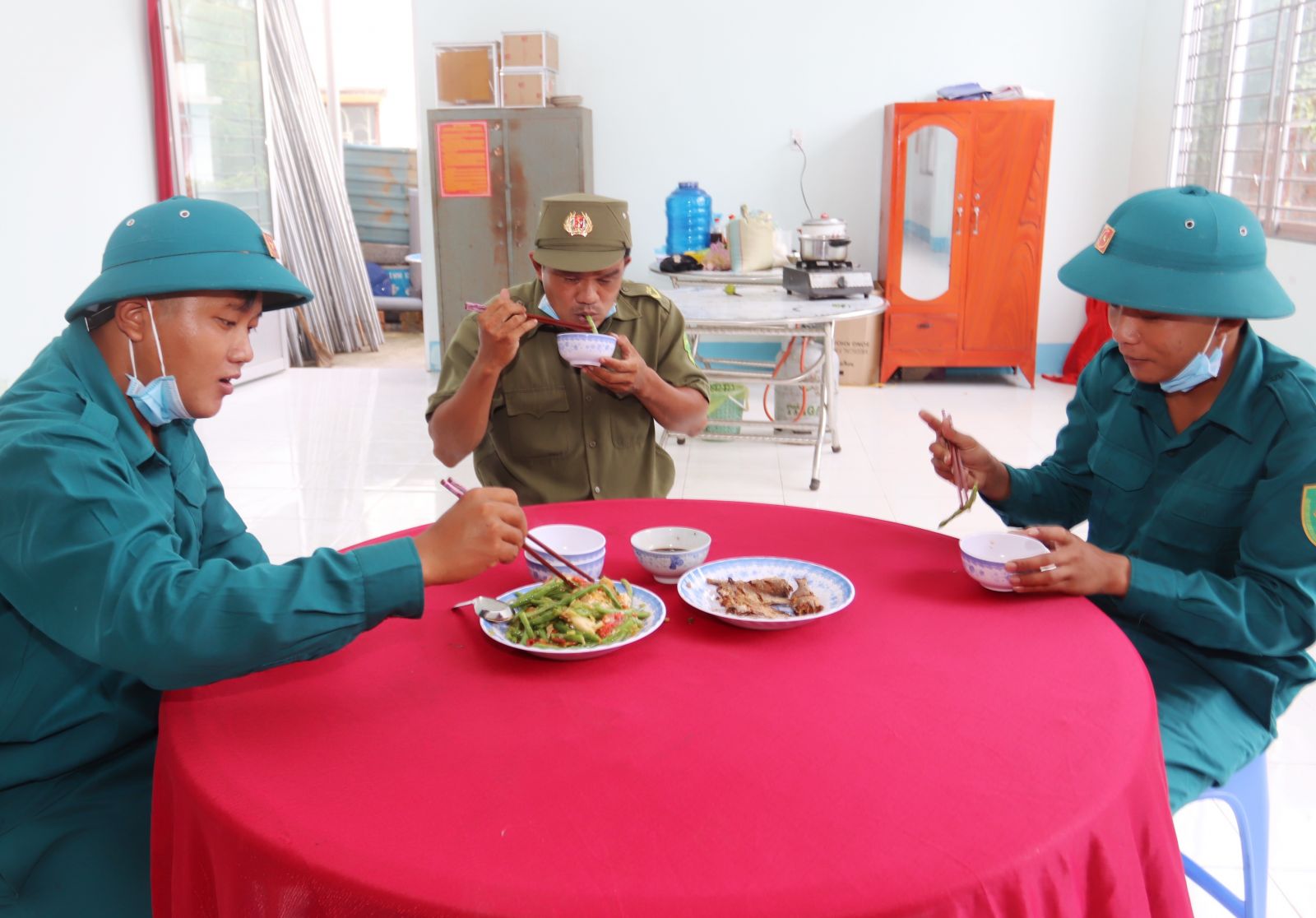 Anh Đỗ Thanh Hưng (giữa) cùng đồng đội ăn trưa sau ca trực