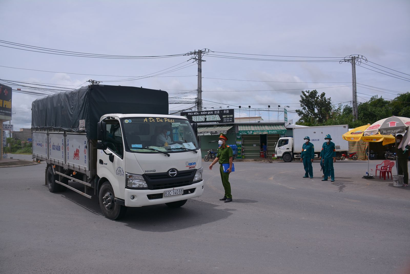 Các địa phương thực hiện Chỉ thị 16 vẫn duy trì nghiêm việc kiểm soát người và phương tiện lưu thông nhằm bảo đảm công tác phòng, chống dịch