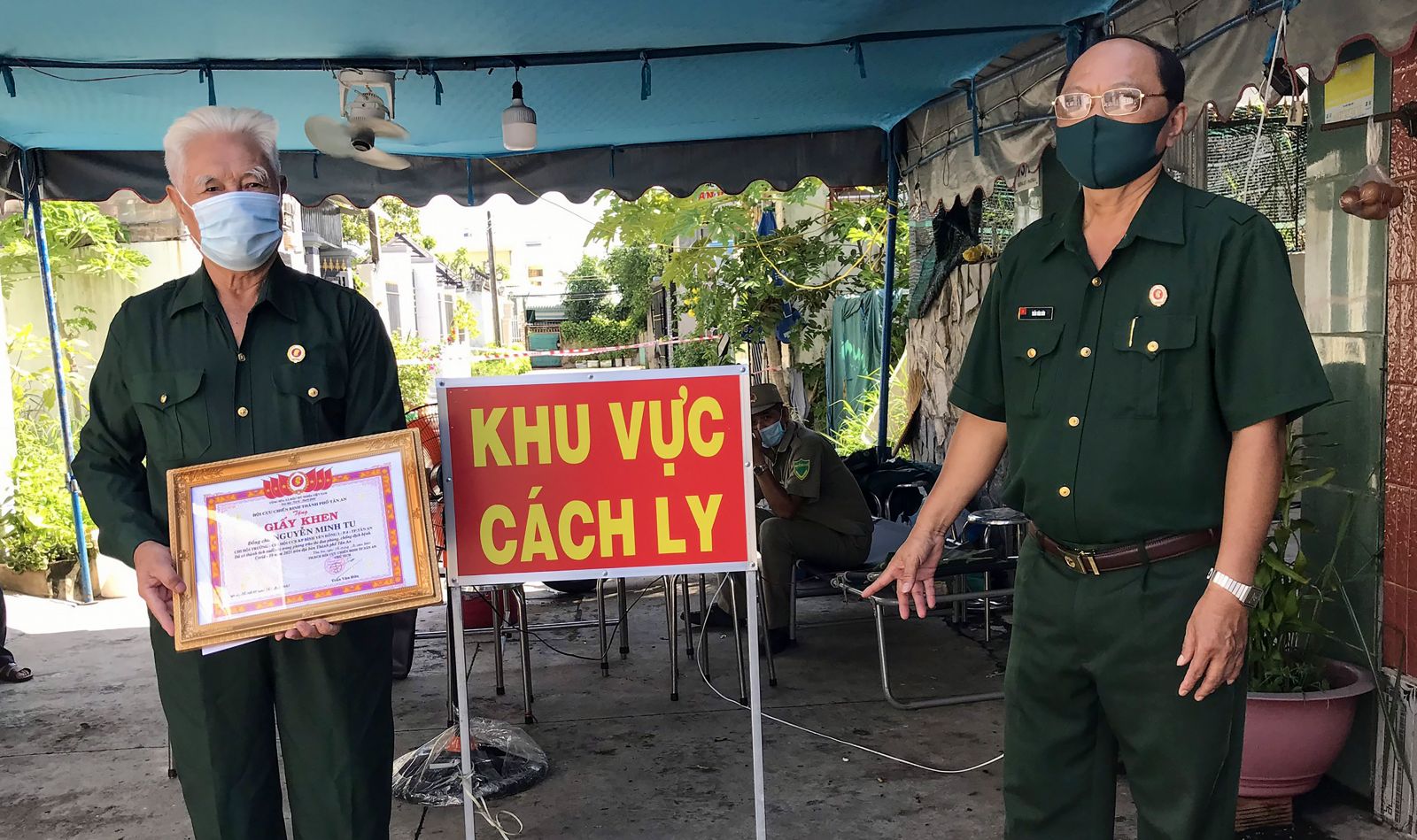 Hội Cựu chiến binh TP.Tân An, tỉnh Long An tặng giấy khen cho cựu chiến binh Nguyễn Minh Tu (bên trái) đang tham gia công tác phòng, chống dịch Covid-19