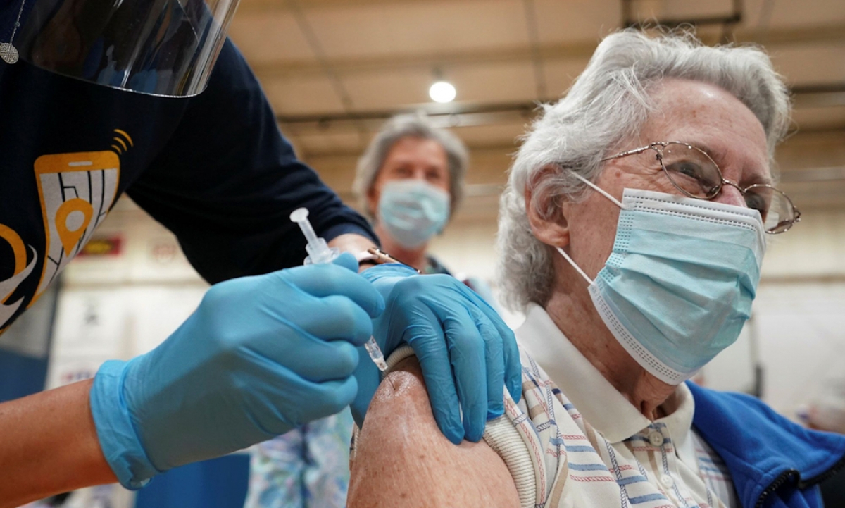 Một điểm tiêm chủng vaccine Covid-19 tại Martinsburg, bang Tây Virginia, Mỹ hôm 11/3. Ảnh: Reuters.