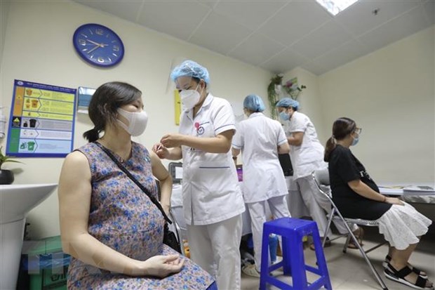 Nhân viên y tế tiêm vaccine phòng COVID-19 cho phụ nữ mang thai tại điểm tiêm chủng Bệnh viện Phụ sản Trung ương. (Ảnh: Minh Quyết/TTXVN)