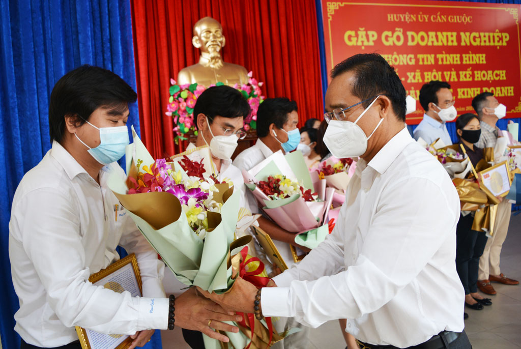 Secretary of the Provincial Party Committee - Nguyen Van Duoc present flowers to businesses