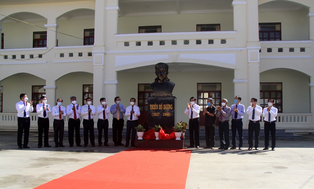 Delegates take pictures at the statue of the national hero Thien Ho Duong in the school yard