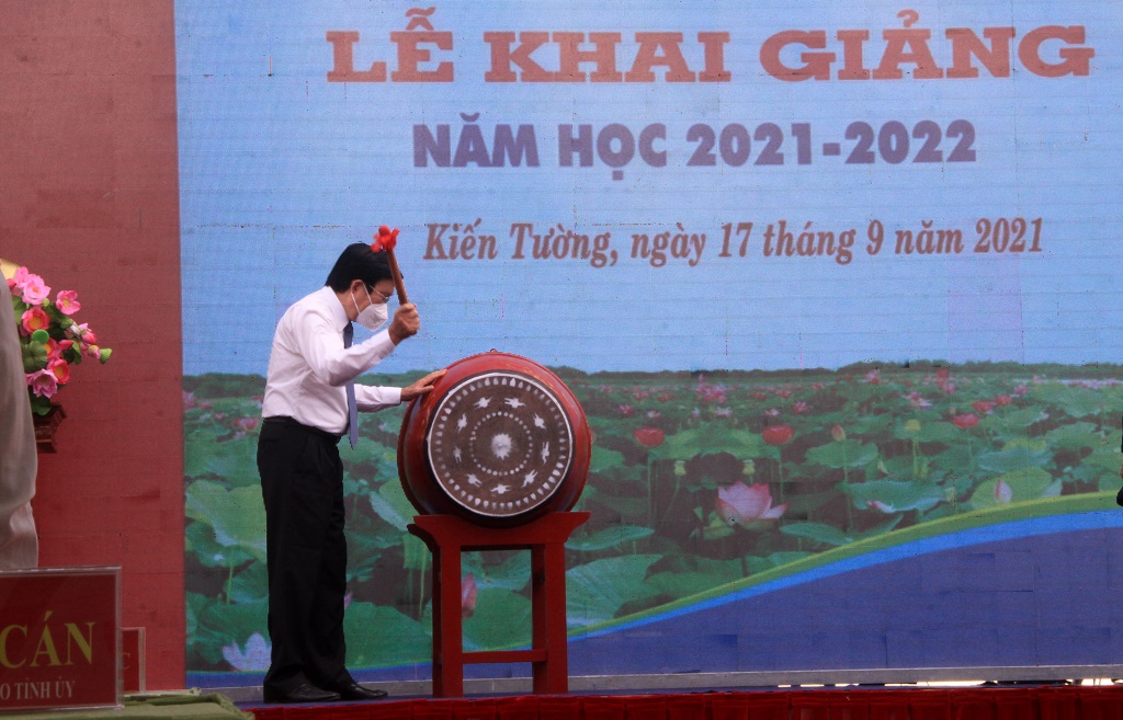 Former State President - Truong Tan Sang beats the drum to open school, starting the school-year 2021-2022