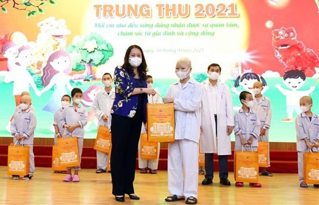Vice President visits child patients ahead of Mid-Autumn Festival Vice President Vo Thi Anh Xuan presents gifts to child patients at the National Institute of Hematology and Blood Transfusion (Photo: VNA)