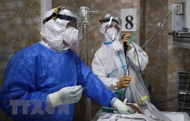 Nhân viên y tế điều trị cho bệnh nhân COVID-19 tại một bệnh viện ở Moskva, Nga. (Ảnh: TASS/TTXVN)