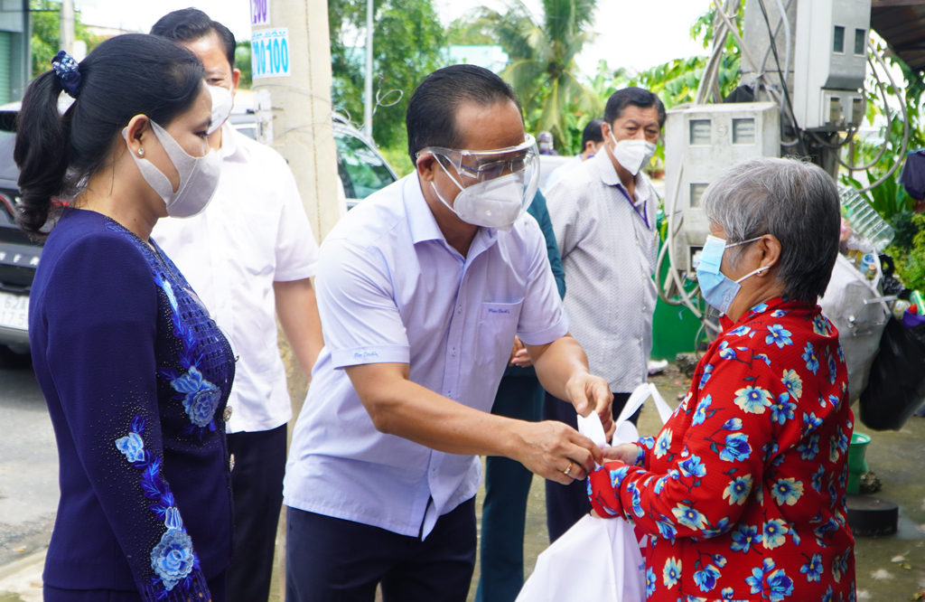 Long An Business Association supports 10,000 gifts for the elderly and children Secretary of the Provincial Party Committee, Chairman of the Provincial People's Council - Nguyen Van Duoc presents gifts and visits the elderly at the inns in Chanh Hamlet of Long Hiep Commune