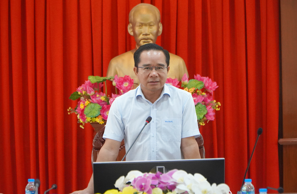 Long An Business Association supports 10,000 gifts for the elderly and children Secretary of the Provincial Party Committee, Chairman of the Provincial People's Council of Long An - Nguyen Van Duoc thanks the support of the Provincial Business Association over the past time