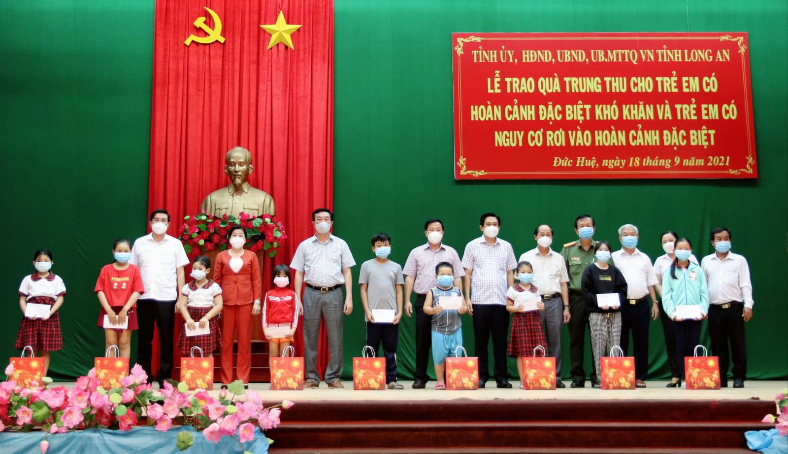 Chairman of the Provincial People's Committee - Nguyen Van Ut visits and presents Mid-Autumn Festival gifts to children The delegation visits and presents gifts in Duc Hue district