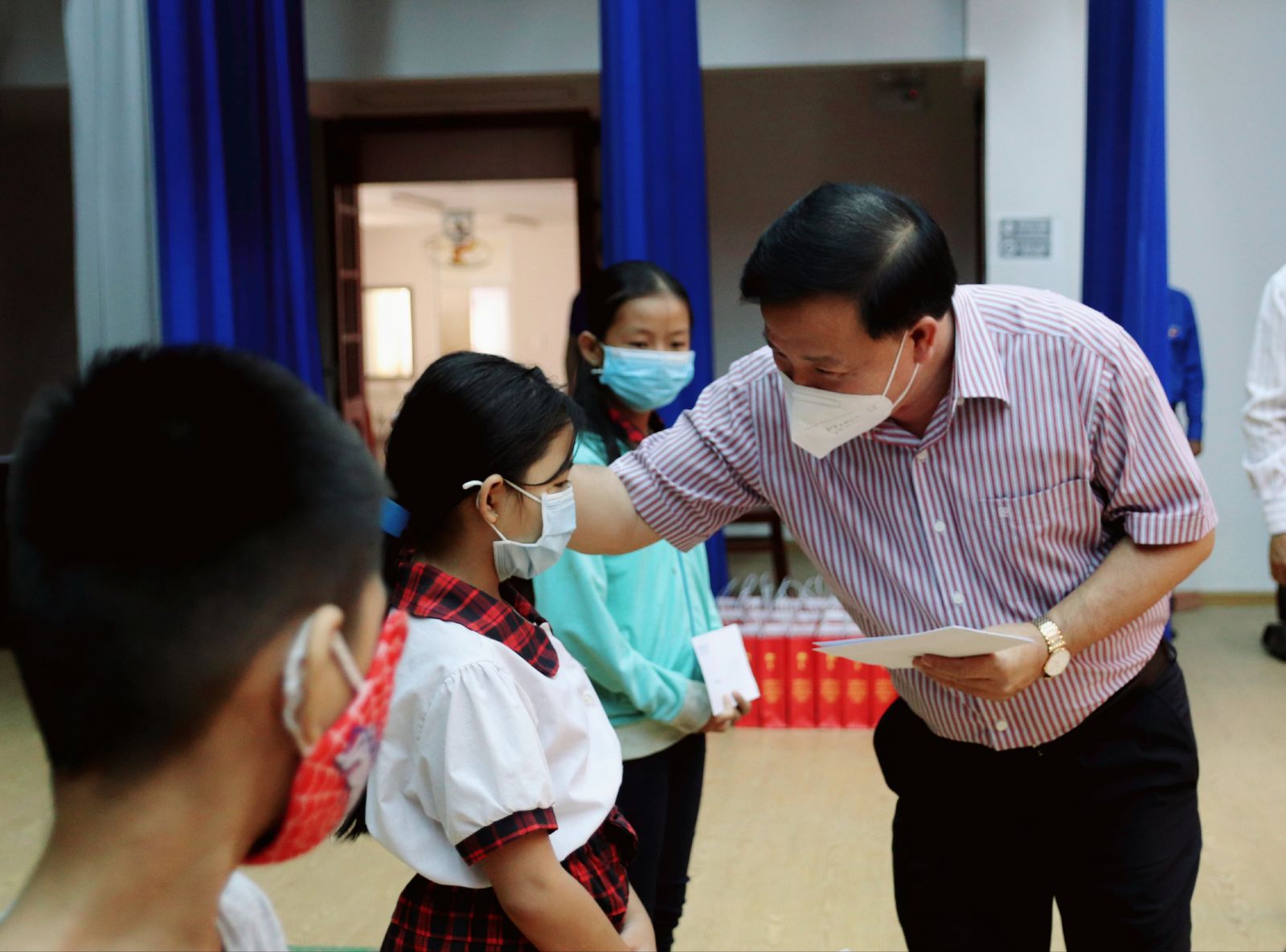 Chairman of the Provincial People's Committee - Nguyen Van Ut visits and presents Mid-Autumn Festival gifts to children The children are paid a visit and presented the Mid-Autumn Festival gifts in a joyful and warm atmosphere