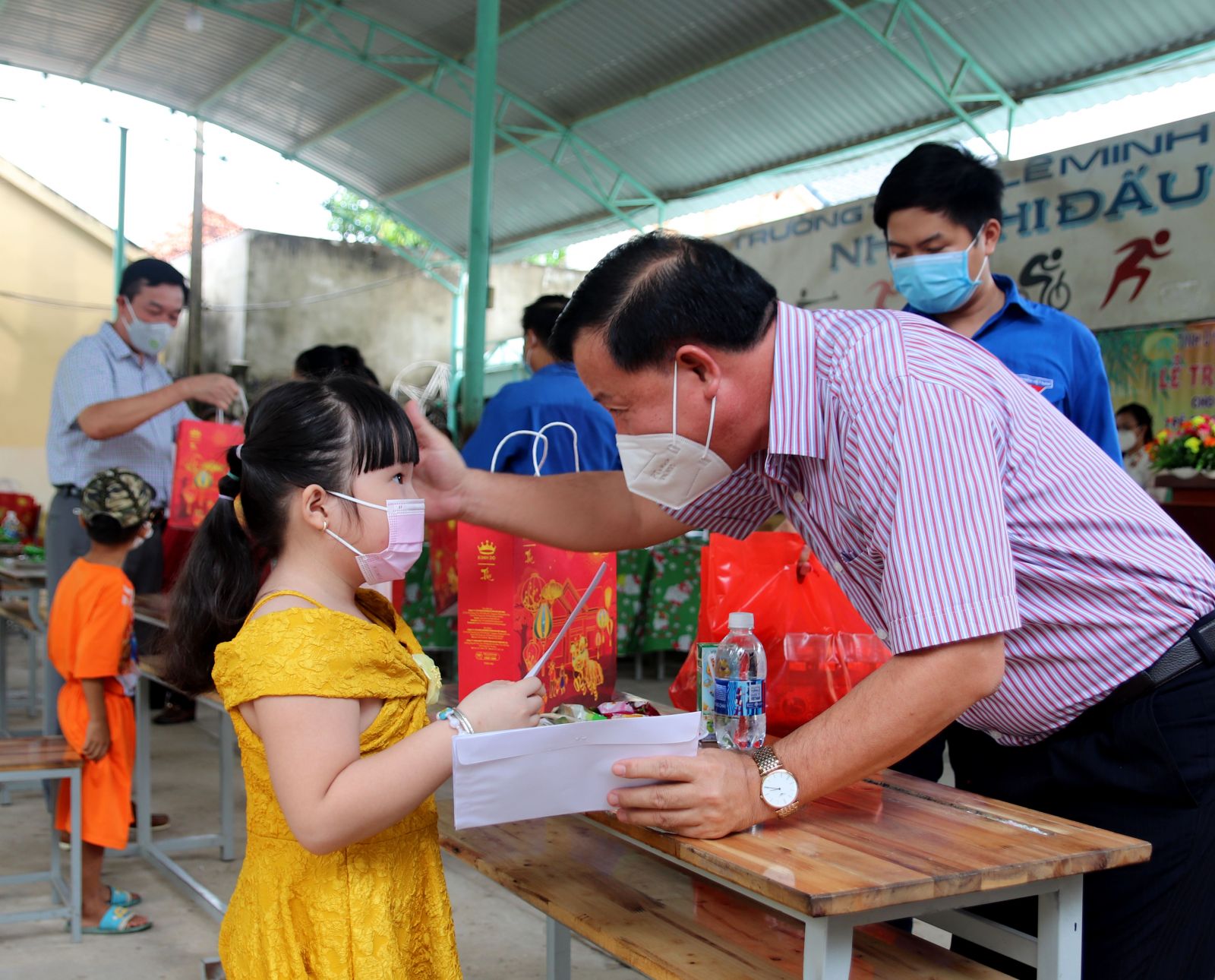 Chairman of the Provincial People's Committee - Nguyen Van Ut visits and presents Mid-Autumn Festival gifts to children The delegation visits and presents 170 gifts in Duc Hoa district