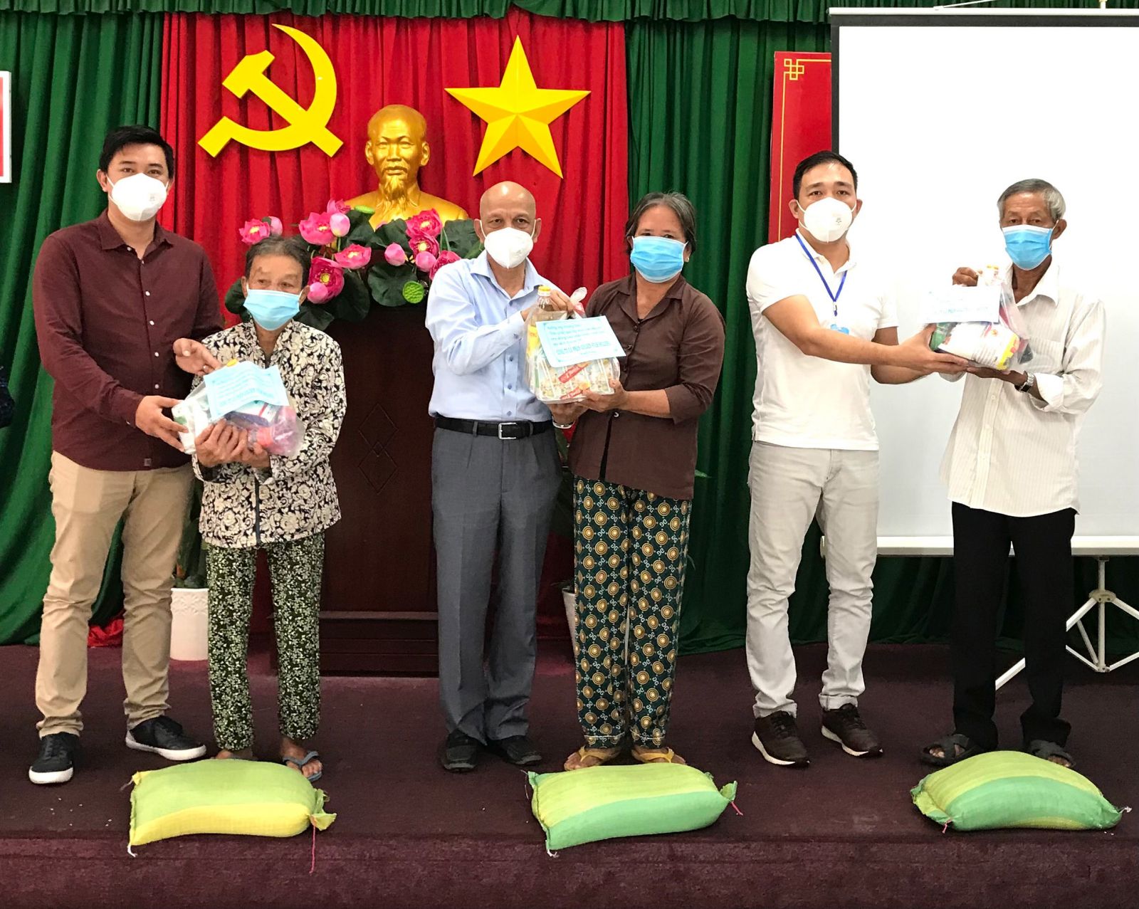 Overseas Vietnamese Entrepreneurs Association gives gifts in Can Giuoc district The sponsor's representative gives gifts to the people of Can Giuoc townlet facing difficulties due to the Covid-19 epidemic