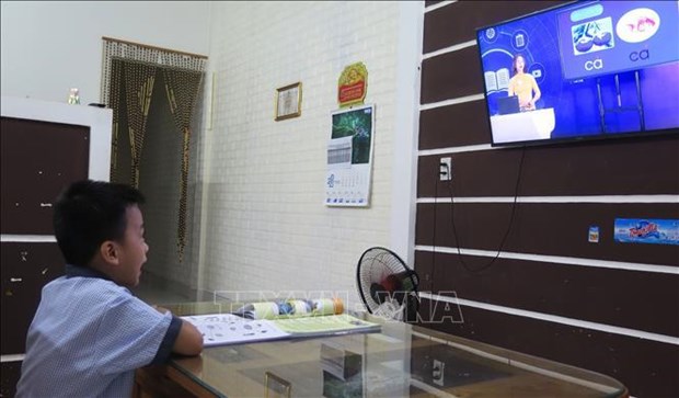 A boy is attending an online class (Photo: VNA)