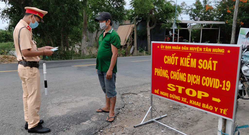 Vừa bảo đảm trật tự, an toàn giao thông, vừa phòng, chống dịch Covid-19 Công an huyện Tân Hưng kiểm soát chặt chẽ người ra, vào huyện