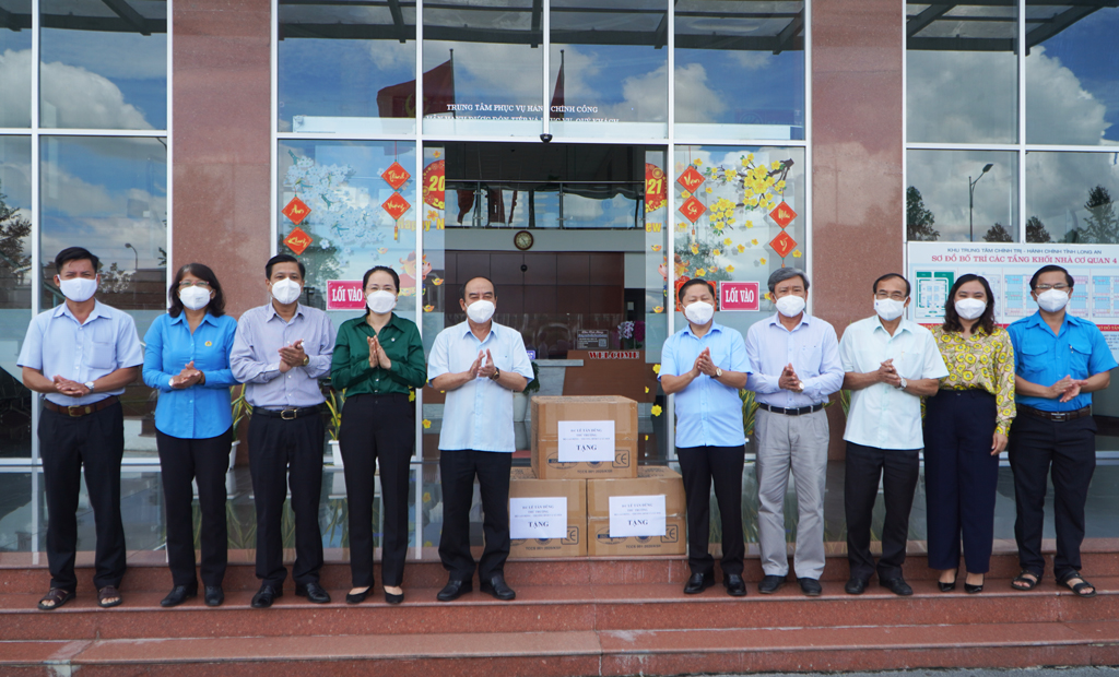 Deputy Minister of Labor, War Invalids and Social Affairs – Le Tan Dung (5th, R) donates face masks to the provincial Fatherland Front and mass organizations 