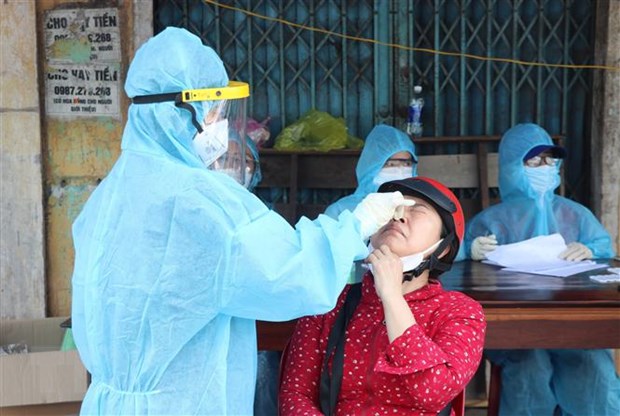 Lấy mẫu xét nghiệm SARS-CoV-2 cho tiểu thương chợ phường 5, thành phố Đông Hà, tỉnh Quảng Trị. (Ảnh: Nguyên Lý/TTXVN)